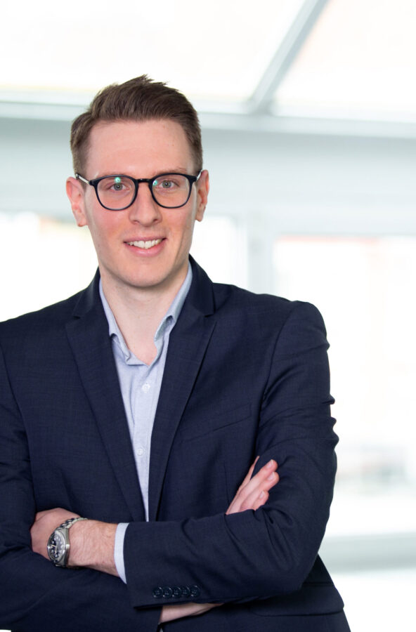 Freundlich lächelnder Mitarbeiter der NEXT